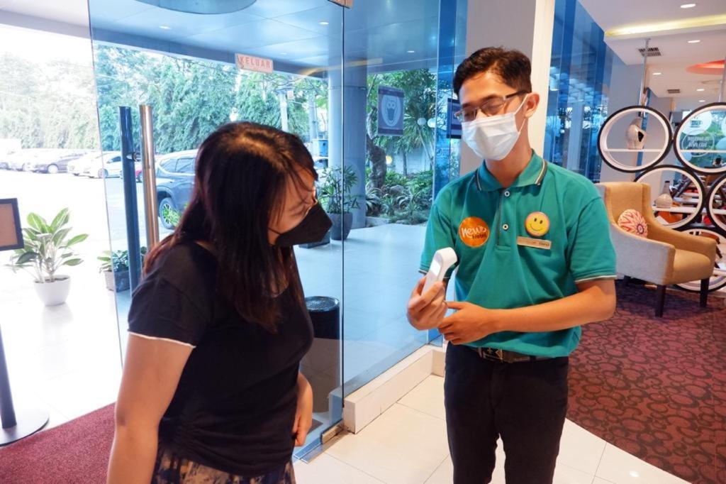 News Hotel Waru Sidoarjo Eksteriør billede