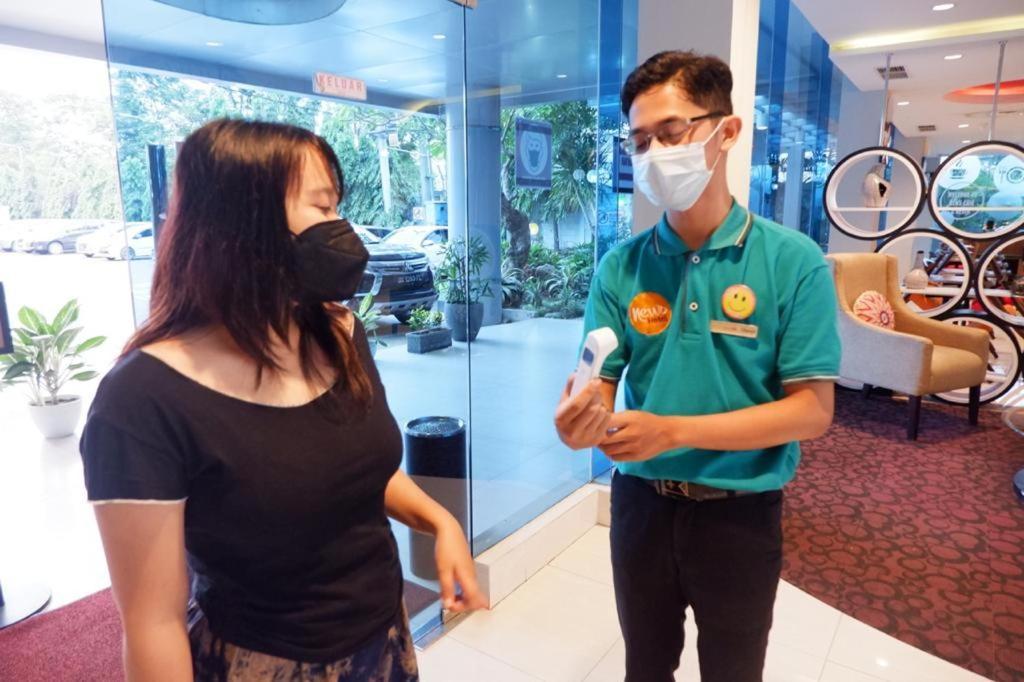 News Hotel Waru Sidoarjo Eksteriør billede