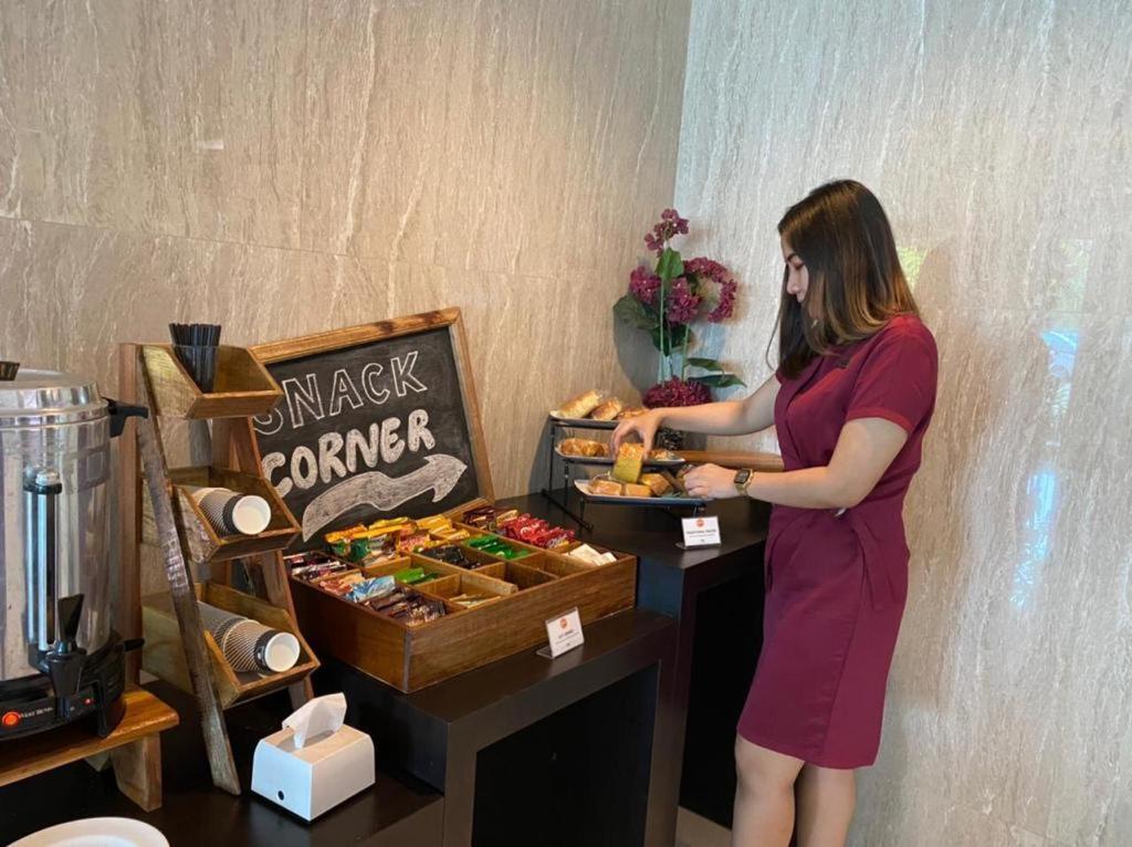 News Hotel Waru Sidoarjo Eksteriør billede