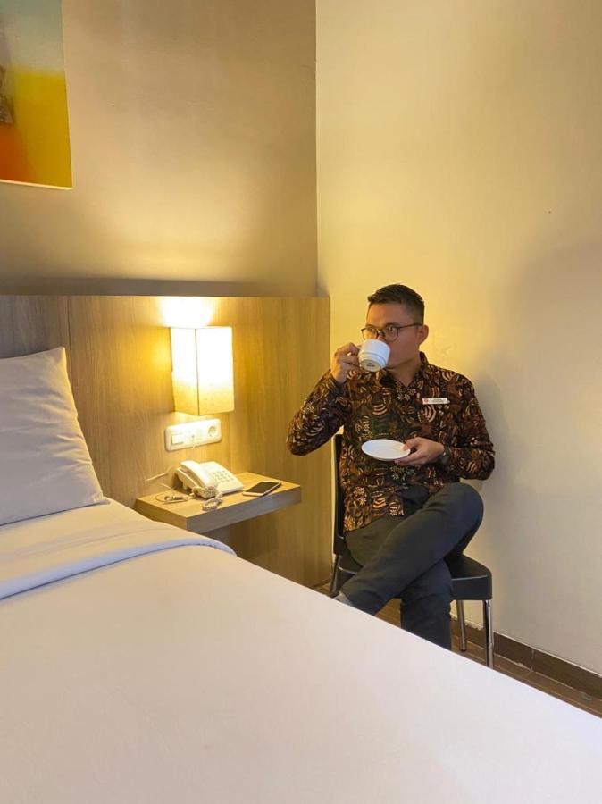 News Hotel Waru Sidoarjo Eksteriør billede